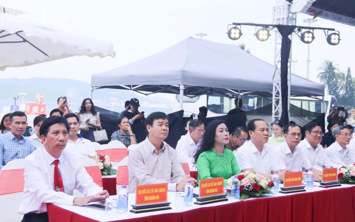 Các đại biểu tham dự lễ khai mạc.