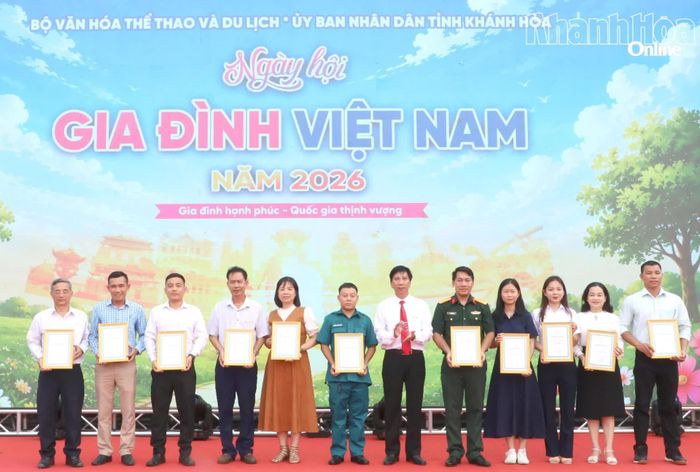 Lãnh đạo Sở Văn hóa, Thể thao và Du lịch tỉnh Khánh Hòa trao thưởng cho các tập thể và cá nhân xuất sắc trong Cuộc thi trực tuyến tìm hiểu kiến thức pháp luật về gia đình.