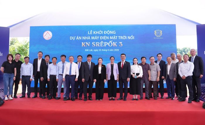 Lãnh đạo tỉnh Đắk Lắk và cơ quan, ban, ngành địa phương chụp hình lưu niệm với Ban lãnh đạo KN Holdings và các đối tác.