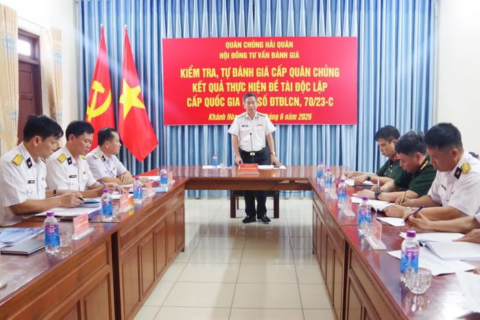 Chuẩn Đô đốc Nguyễn Đình Hùng nhận xét sản phẩm nghiên cứu của đề tài.