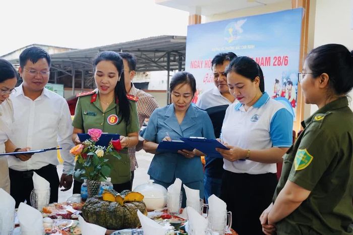 Ban giám khảo chấm điểm tại hội thi.