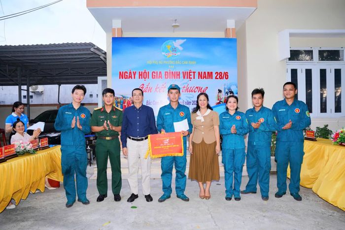 Lãnh đạo phường Bắc Cam Ranh trao giải nhất cho đội Ban Chỉ huy Quân sự phường.