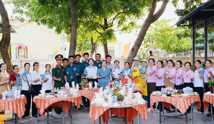 Những mâm cơm gia đình được các đội thực hiện tại hội thi.
