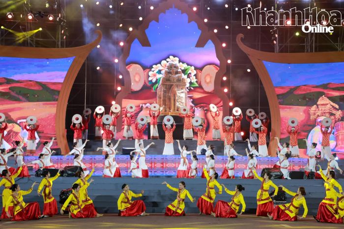 Tiết mục mở màn chương trình quy tụ số lượng lớn nghệ sĩ, nghệ nhân, diễn viên.