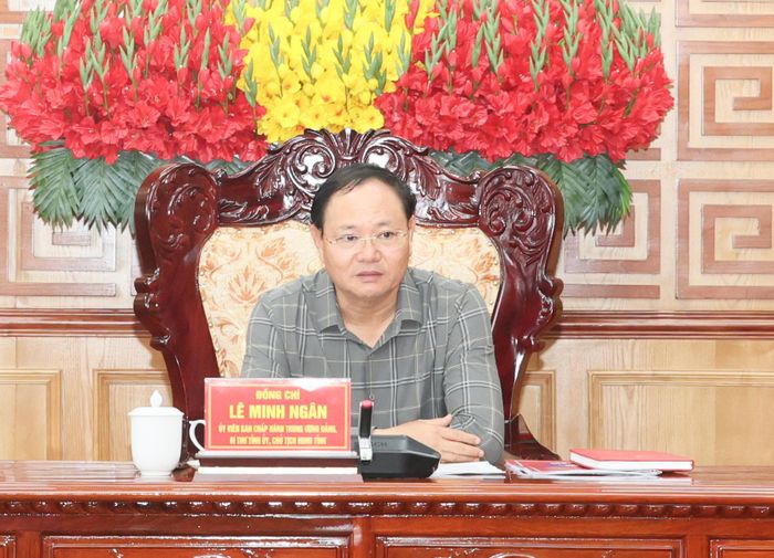 Đồng chí Lê Minh Ngân - Bí thư Tỉnh ủy, Chủ tịch HĐND tỉnh phát biểu kết luận cuộc họp. 