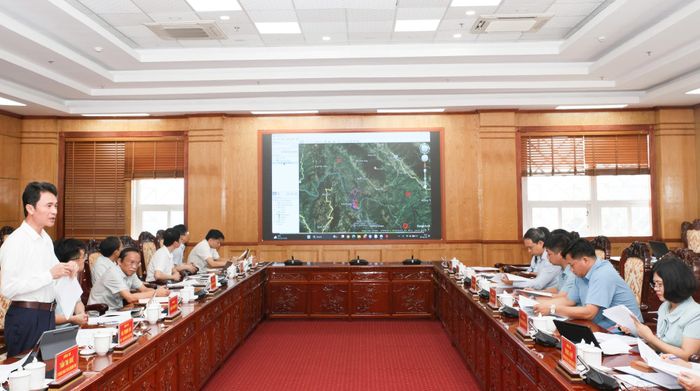 Đại biểu nghe báo cáo đề xuất quy hoạch chăn nuôi tập trung trên địa bàn tỉnh thời gian tới. 