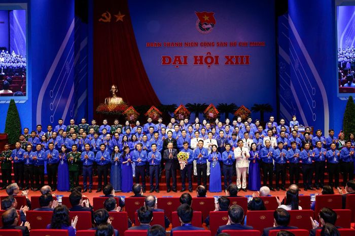 Tổng Bí thư, Chủ tịch nước Tô Lâm tặng hoa chúc mừng Ban Chấp hành Trung ương Đoàn khóa XIII, nhiệm kỳ 2026 - 2031.