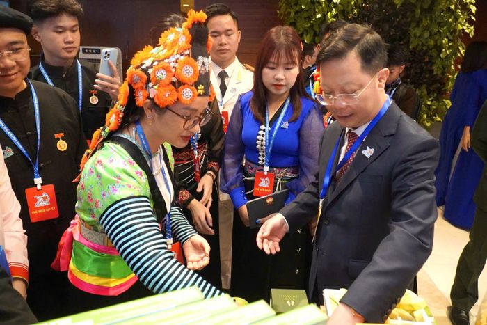 Đồng chí Nguyễn Ngọc Vinh - Phó Bí thư Tỉnh ủy, Chủ tịch Ủy ban Mặt trận Tổ quốc Việt Nam tỉnh cùng các đại biểu tham quan gian trưng bày sản phẩm OCOP, đặc trưng của các tỉnh.