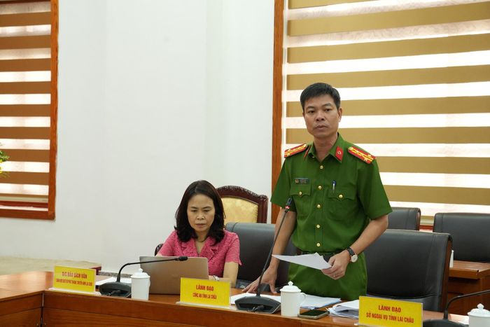 Đại diện lãnh đạo Công an tỉnh phát biểu đề xuất một số giải pháp thực hiện tại cuộc họp.