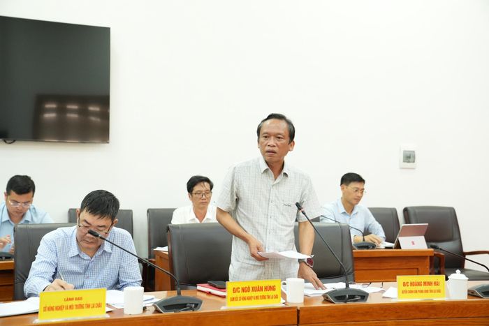 Đồng chí Ngô Xuân Hùng - Giám đốc Sở Nông nghiệp và Môi trường, Phó Trưởng ban Thường trực Ban Chỉ đạo, Tổ công tác cấp tỉnh phát biểu tại cuộc họp.