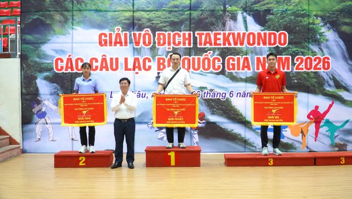 Đồng chí Trần Mạnh Hùng - Giám đốc Sở Văn hóa, Thể thao và Du lịch trao Cờ nhất, nhì, ba cho các đơn vị ở nội dung quyền.