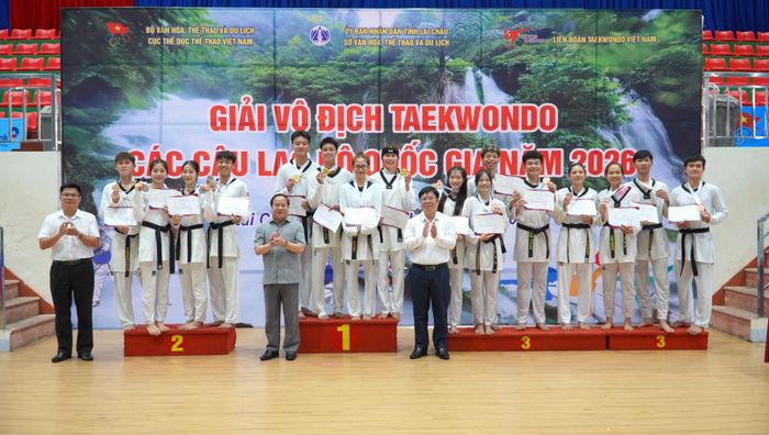 Đồng chí Tống Thanh Hải - Phó Chủ tịch Thường trực UBND tỉnh và thành viên Ban Tổ chức giải trao huy chương và Giấy chứng nhận cho các vận động viên.