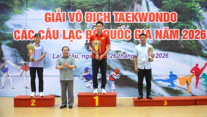 Đồng chí Tống Thanh Hải - Phó Chủ tịch Thường trực UBND tỉnh trao Cúp toàn đoàn cho các đơn vị đạt giải.