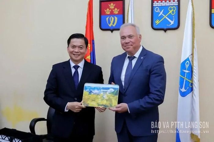 Đồng chí Đinh Hữu Học, Ủy viên Ban Thường vụ Tỉnh ủy, Phó Chủ tịch UBND tỉnh, Trưởng đoàn công tác tặng quà lưu niệm lãnh đạo huyện Vyborg