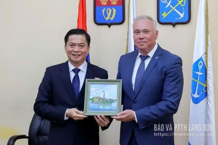 Lãnh đạo huyện Vyborg tặng quà lưu niệm Đoàn công tác của tỉnh