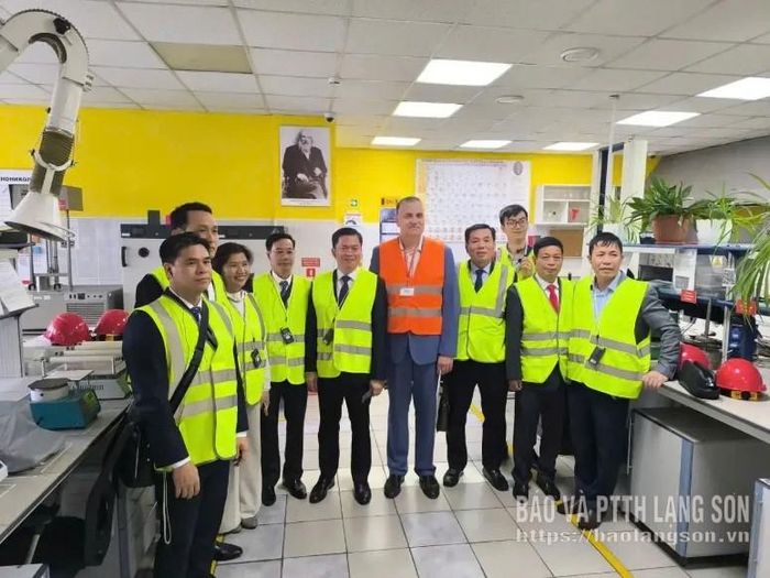 Đoàn công tác của tỉnh tham quan, chụp ảnh lưu niệm tại Nhà máy Technoflex trên địa bàn huyện Vyborg