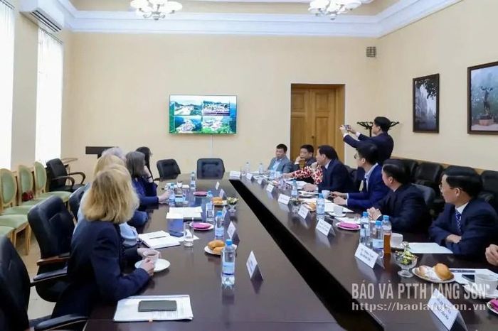 Các đại biểu nghe giới thiệu về tiềm năng, thế mạnh của huyện Vyborg