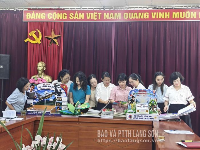Ban Giám khảo xem xét bài thi "Đại sứ văn hóa đọc" năm 2026