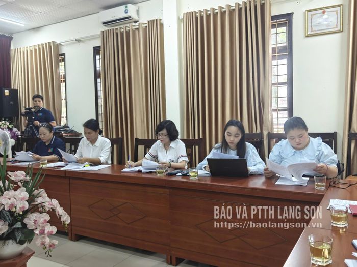 Thành viên Ban giám khảo nghiên cứu đóng góp ý kiến vào tiêu chí chấm điểm