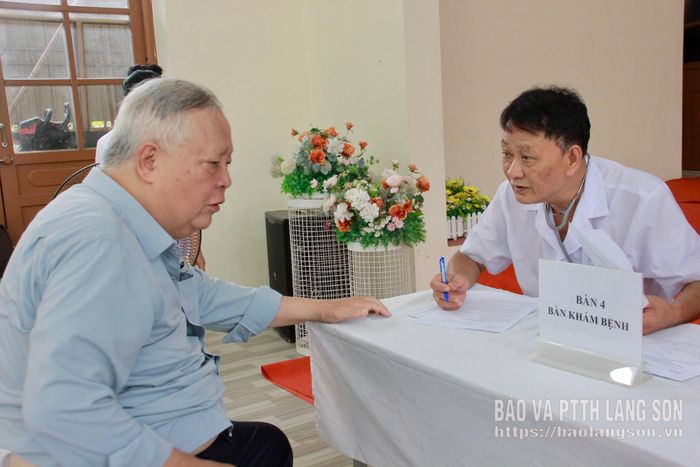 Bác sĩ Bệnh viện Phổi Lạng Sơn tư vấn sức khỏe cho người cao tuổi