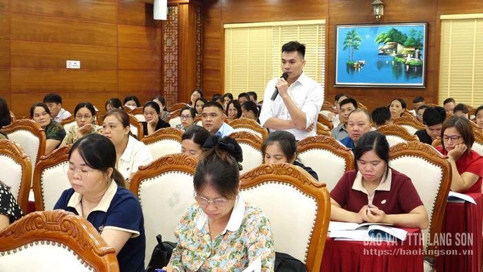 Cán bộ Trạm Y tế xã Nhất Hòa trao đổi thực tiễn công tác xã hội tại cơ sở