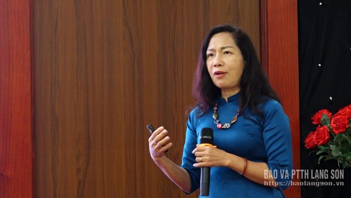 TS. Nguyễn Thị Vân truyền đạt các nội dung tập huấn