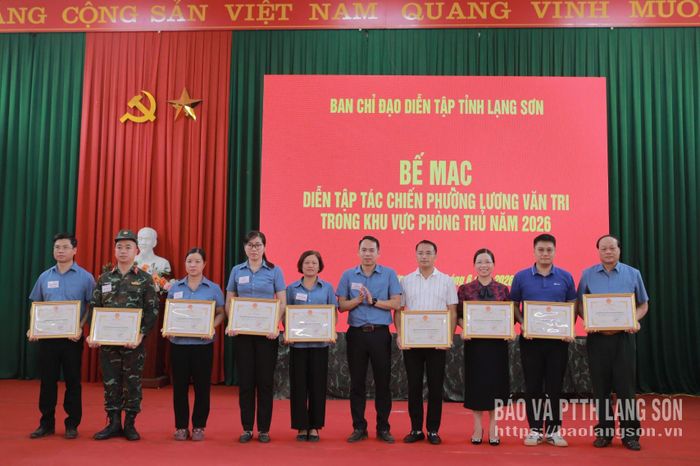 Lãnh đạo UBND phường Lương Văn Tri trao tặng giấy khen cho các tập thể xuất sắc