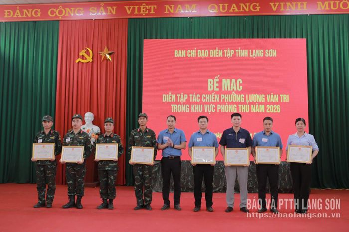 Lãnh đạo UBND phường Lương Văn Tri trao tặng giấy khen cho các cá nhân xuất sắc
