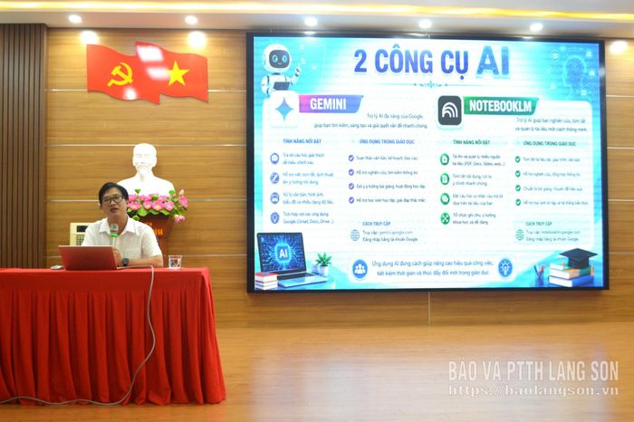Báo cáo viên giới thiệu chuyên sâu về 2 công cụ AI (Gemini và NotebookLM) tại lớp bồi dưỡng