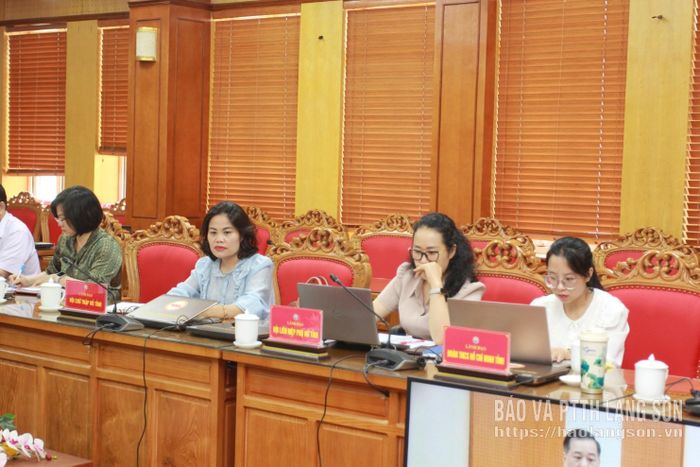 Đại biểu tỉnh Lạng Sơn nghiên cứu tài liệu về thực trạng xâm hại và tai nạn thương tích ở trẻ em