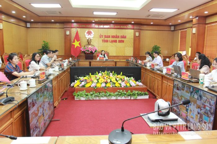 Các đại biểu tỉnh Lạng Sơn theo dõi báo cáo về công tác bảo vệ, chăm sóc trẻ em toàn quốc