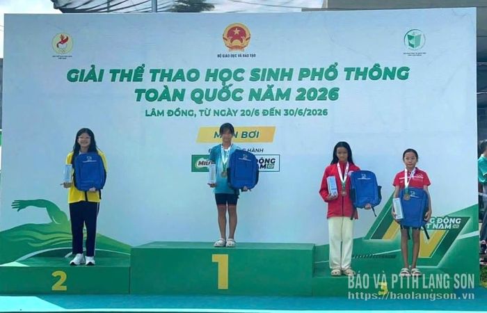 VĐV Nguyễn Vũ Hồng Hà (Lạng Sơn) nhận huy chương Vàng nội dung bơi ếch nữ 50m lứa tuổi 9 - 11