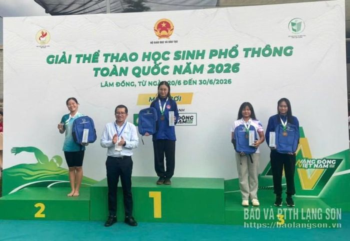 VĐV Lạng Sơn (bục số 2) nhận huy chương bạc nội dung bơi ếch nữ 200m lứa tuổi 16-18