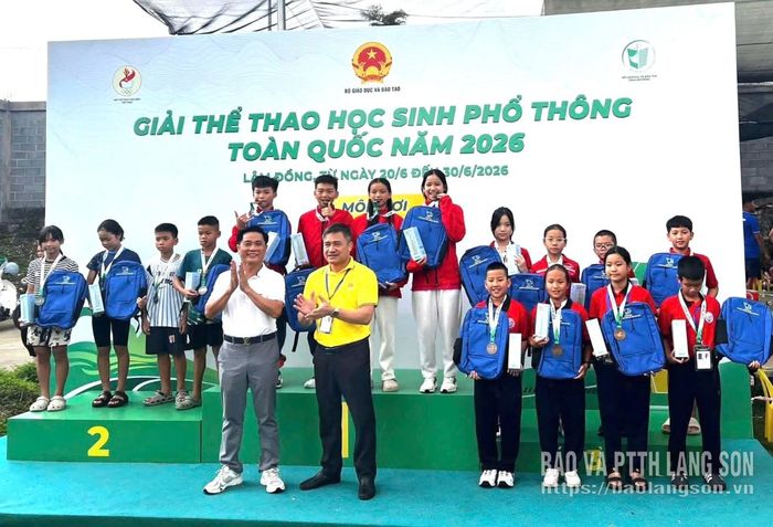 Các VĐV Lạng Sơn (bục số 2) đoạt huy chương Bạc nội dung tiếp sức tự do nam nữ 4x50m lứa tuổi 9 - 11