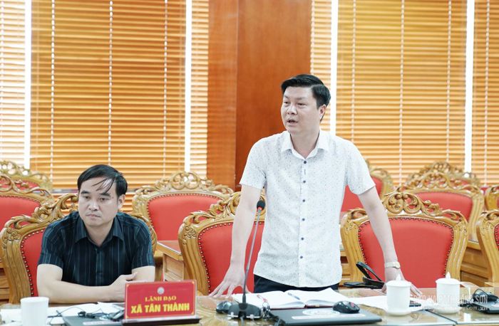 Lãnh đạo xã Tân Thành báo cáo một số nội dung liên quan tại buổi làm việc