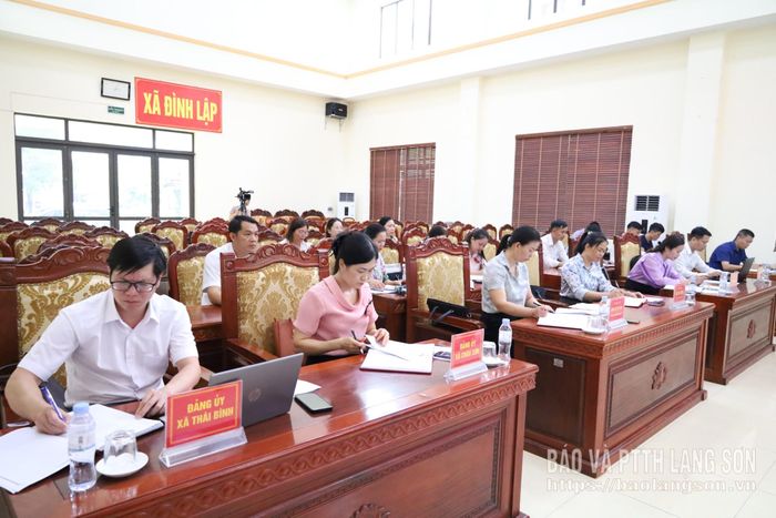 Đại diện các xã tham dự cuộc kiểm tra
