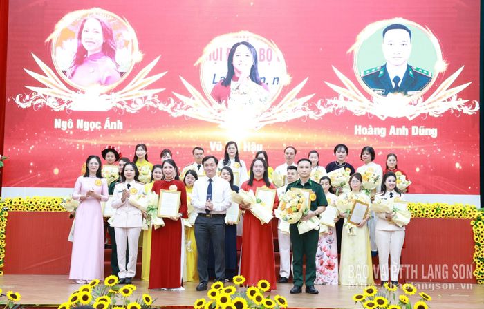 Đại diện Ban Tổ chức trao giải ba cho các thí sinh