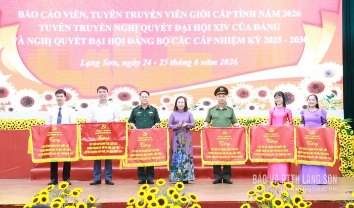 Đồng chí Đoàn Thị Hậu, Phó Bí thư Thường trực Tỉnh ủy, Chủ tịch HĐND tỉnh trao cờ cho các tập thể có thành tích xuất sắc trong tham gia hội thi báo cáo viên, tuyên truyền viên giỏi cấp tỉnh năm 2026