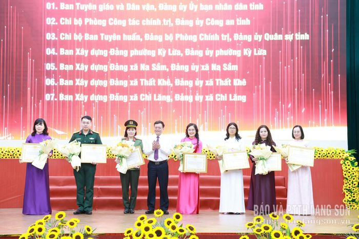 Đồng chí Nguyễn Quốc Khánh, Ủy viên Ban Thường vụ Tỉnh ủy, Trưởng Ban Tuyên giáo và Dân vận Tỉnh ủy trao giấy khen cho các tập thể có thành tích xuất sắc trong công tác tham mưu triển khai hội thi
