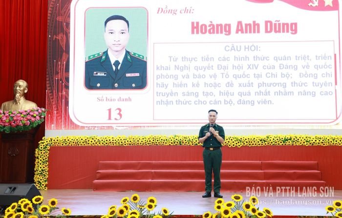 Thí sinh thực hiện phần thi trả lời câu hỏi của Ban Giám khảo