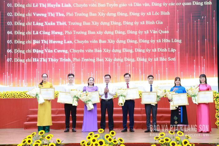 Đồng chí Nguyễn Quốc Khánh, Ủy viên Ban Thường vụ Tỉnh ủy, Trưởng Ban Tuyên giáo và Dân vận Tỉnh ủy trao giấy khen cho các cá nhân có thành tích xuất sắc trong công tác tham mưu triển khai hội thi