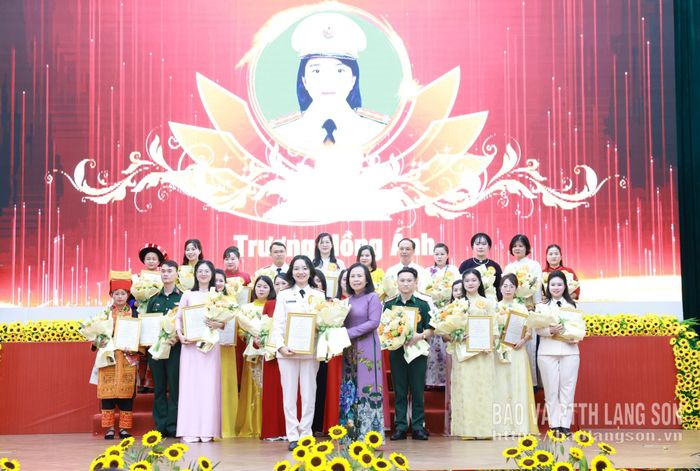 Đồng chí Đoàn Thị Hậu, Phó Bí thư Thường trực Tỉnh ủy, Chủ tịch HĐND tỉnh trao giải nhất cho thí sinh Trương Hồng Ánh