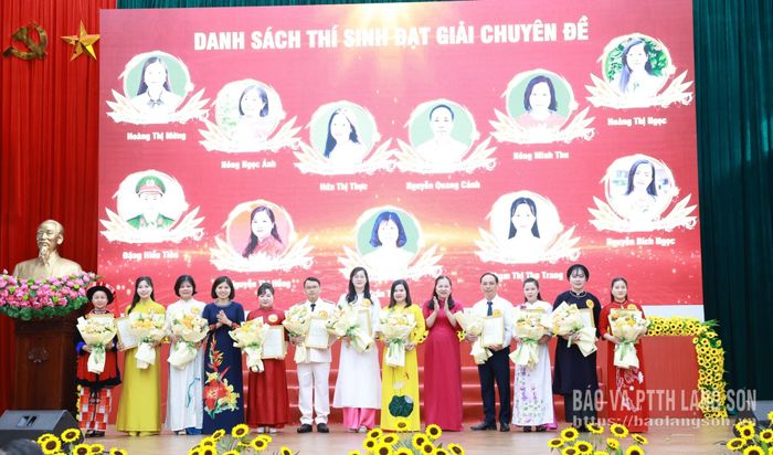 Đại diện Ban Tổ chức trao giải chuyên đề cho các thí sinh