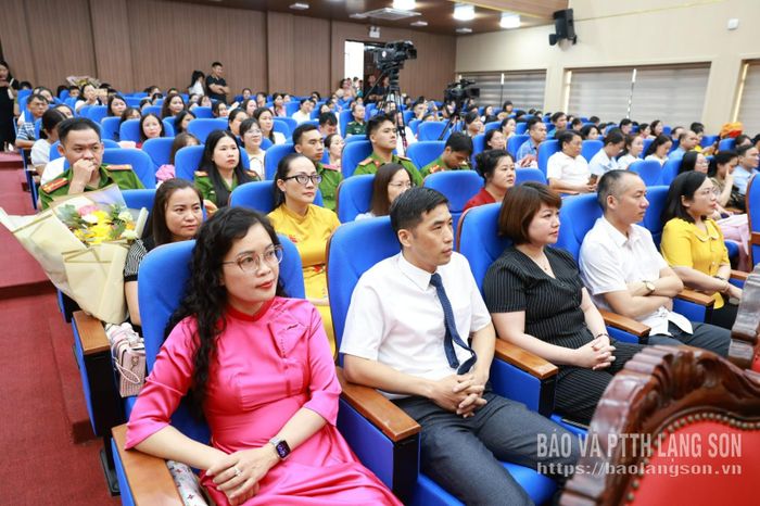 Các đại biểu theo dõi phóng sự tổng kết hội thi