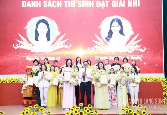 Đồng chí Nguyễn Quốc Khánh, Ủy viên Ban Thường vụ Tỉnh ủy, Trưởng Ban Tuyên giáo và Dân vận Tỉnh ủy trao giải nhì cho các thí sinh