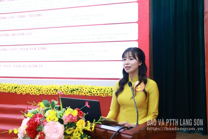 Thí sinh thực hiện phần thi thuyết trình tại hội thi