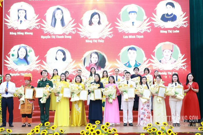 Đại diện Ban Tổ chức trao giải khuyến khích cho các thí sinh