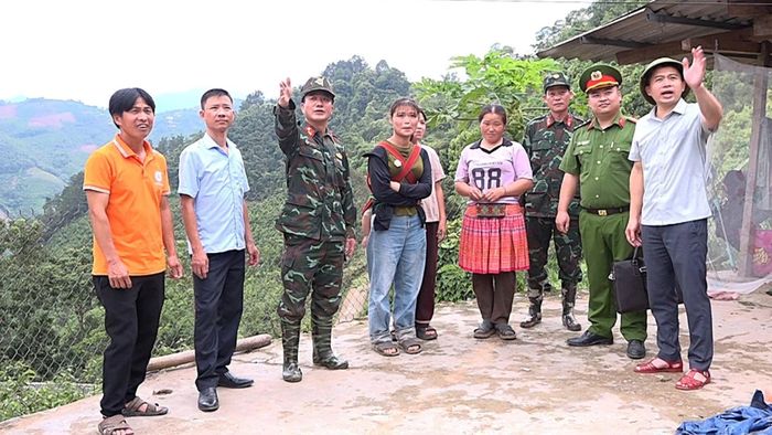 Cán bộ xã, thôn thường xuyên kiểm tra và tuyên truyền người dân nâng cao cảnh giác trong mùa mưa.