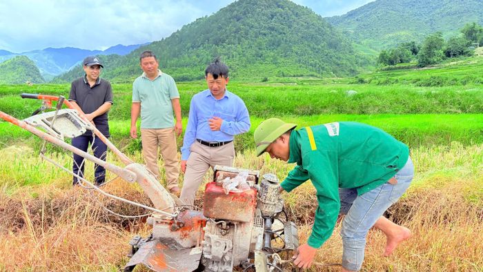 Nông dân thôn Phạ Trên đưa máy móc, cơ giới vào sản xuất vụ mùa.