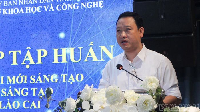 Đồng chí Nguyễn Hồng Quang - Phó Giám đốc Sở Khoa học và Công nghệ phát biểu tại buổi tập huấn.